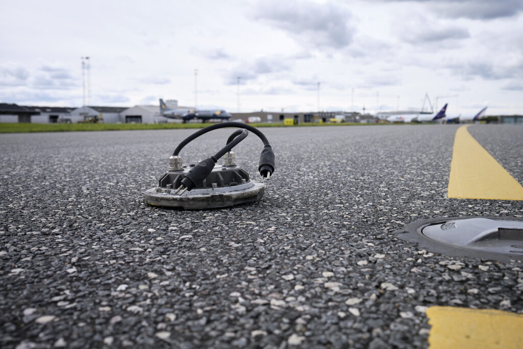 20200825-_XVP1562 Landing light on the runway. Photo by Peter Høvring